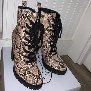 Steve Madden Latch Tan Snake Boots Size 9